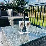 Sunbird Lodge With Hot Tub